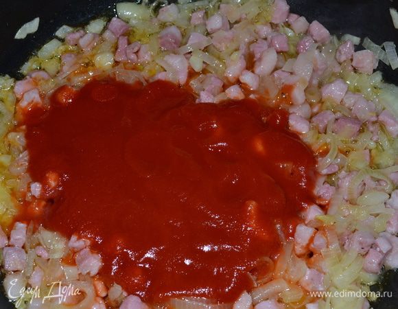 Затем добавить томатный соус. Перемешать. Обжаривать все еще около 10 мин.