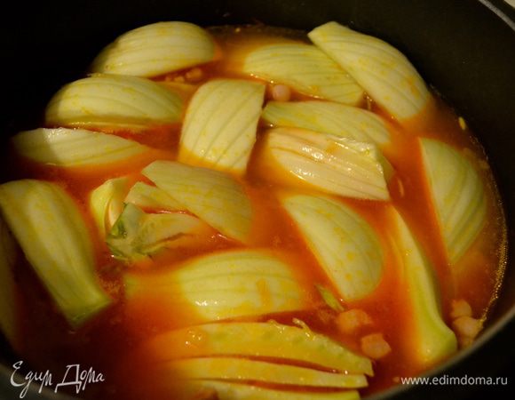 Выкладываем дольки фенхеля в кастрюлю с соусом. Заливаем все холодной водой. Вода не должна полностью покрывать фенхель.  