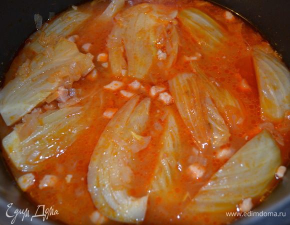 Доводим до кипения. Солим, перчим по вкусу. Закрываем крышкой и уменьшаем огонь. Тушим фенхель на небольшом огне 20-25 мин.