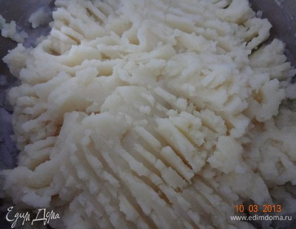 Сначала займемся блинами. Картофель очистить, отварить до готовности, отвар слить, картофель размять в пюре. Я бы посоветовала протереть через терку или мясорубку, т.к. потом сложно разбить мелкие комочки. 