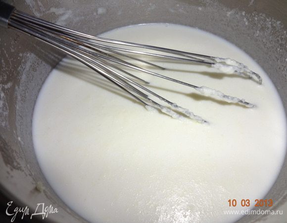 Пюре немного остудить и добавить все холодное молоко, здесь я начала бороться с мелкими комочками и взбивала смесь миксером.