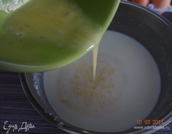 Яйца взбить с солью, сильно не стараться и ввести в молочно-картофельную смесь, добавить разрыхлитель и все хорошо взбить, я опять вооружилась миксером! Вообще мелкие комочки картофеля вполне допустимы, как потом оказалось, на вкус готового блюда это не влияет, поэтому можно себя не изводить взбиванием.