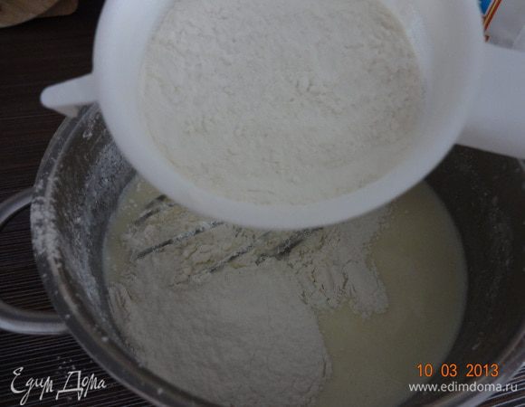 Теперь добавляем просеянную муку, еще раз тщательно взбиваем, чтобы получилось тесто консистенции жидкой сметаны. Повторюсь, у меня ушло чуть больше полстакана.