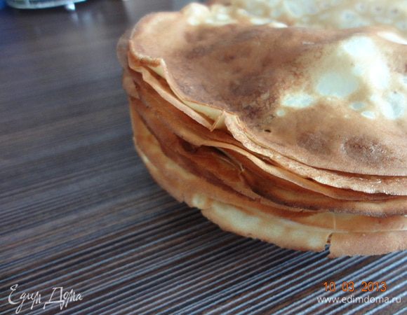 Из такого количества теста получилось 23 блинчика. 
Складываем стопкой накрываем полотенцем и отставляем в сторону отдыхать, тем временем приступим к начинке.