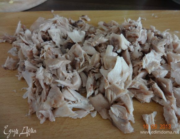 Куриное филе (я взяла четыре голени и 200 г. филе куриной грудки) отвариваем до готовности, остужаем и нарезаем небольшими кусочками. 

