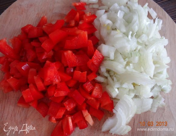 Лук и болгарский перец нарезать небольшими кубиками.