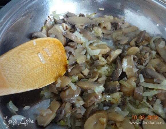 В небольшой сковороде разогреть оливковое масло, обжарить лук до мягкости, добавить грибы (изначально в рецепте был бекон) и потушить минут 10, чтобы лишняя влага выпарилась.