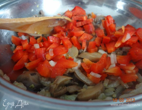 Добавить перец, перемешать, потушить пару минут под крышкой.