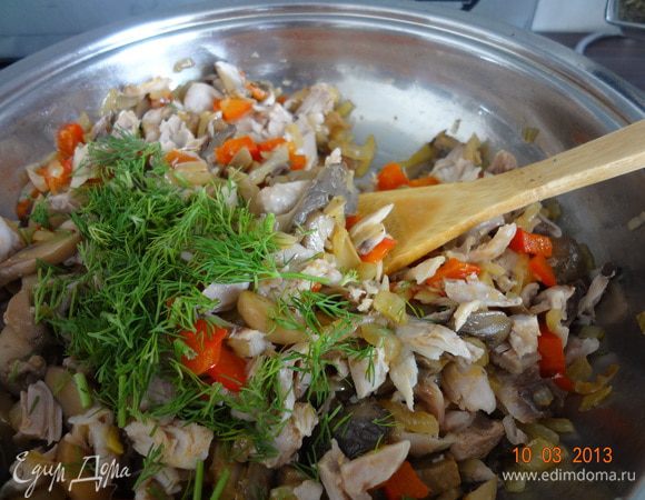 Затем добавляем куриное филе, солим, перчим по вкусу, еще я добавила укроп, перемешиваем и тушим все вместе под крышкой 10 минут на слабом огне. Затем выключаем огонь и оставляем остывать.