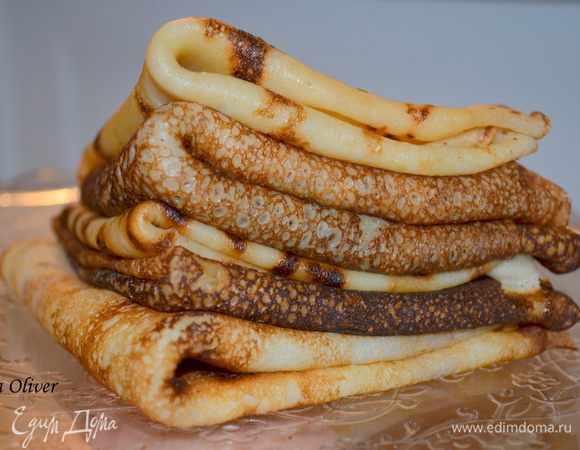 Для начала блины: тут все просто - смешиваем все ингредиенты в миске и жарим как обычно. Первый блин на растительном масле, а потом уже без него. Тесто для крахмальных блинов ОЧЕНЬ жидкое - не пугайтесь! Блины на крахмале немного иные - они ГОРАЗДО тоньше, очень дырявчитые и немного как бы "тянущиеся"...они, в отличие от обычных - гораздо вкуснее в холодном виде и поэтому я вот и решила их применять в таких пирогах!!!