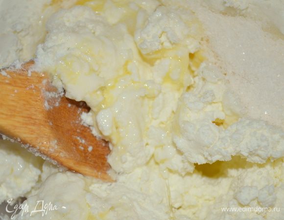 пока блинчики немного остывают делаем начинку: творог растираем с яйцом и изюмом и с сахаром в однородную массу.