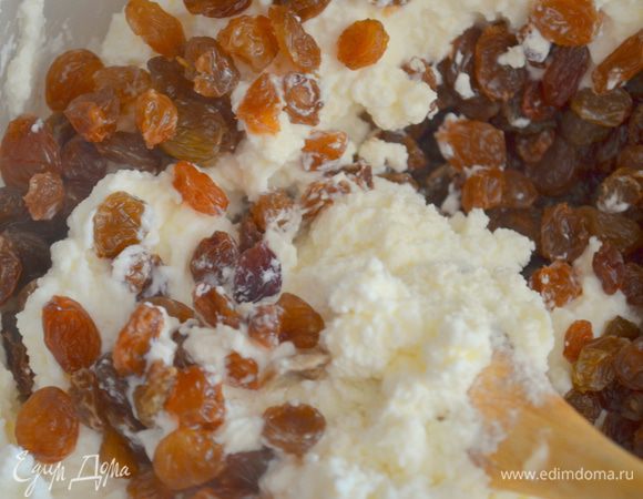 добавляем промытый и обсушенный изюм. У меня он был несколько суховат и я его залила предварительно кипятком.