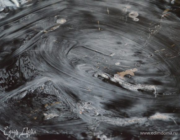 подготовить форму: смазать ее сливочным маслом и присыпать панировочными сухарями. Я взяла обычную металлическую форму 28 см. В принципе подойдет и 24-25 см - просто блины надо будет еще плотнее втиснуть. Не советую брать разъемную...однозначно заливка протечет!