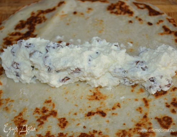 фаршируем блинчики и сворачиваем в трубочку. На 1 блин уходит по 3 ст ложки творожной начинки.