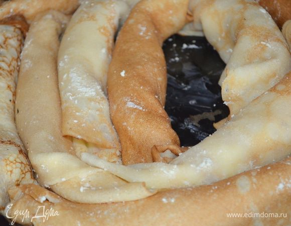 каждый рулетик плотно укладываем по спирали в форму...