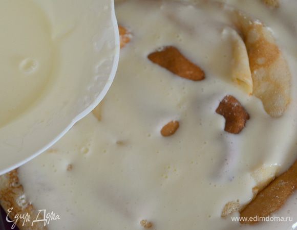 заливаем этой смесью блины, распределяем все как следует.