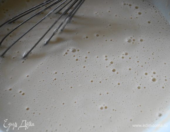 Для блинов смешать сахарную пудру с солью, добавить молоко и чуть взбитые яйца, влить растительное масло и хорошо перемешать. Добавить постепенно всю муку и хорошо перемешать, чтобы не было комочков.