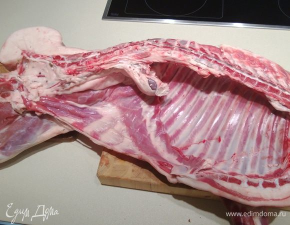 Разделываем тушку и забираем лопатку и вырезку для картошечки, заднюю ногу - для запекания, Остальные части для вкусного супа (который сейчас готовит Марина) и еще для жарки и тушения остались ребрышки.
В это же время замачиваем нут в теплой воде, часов на 8-10, меняя воду каждый час.