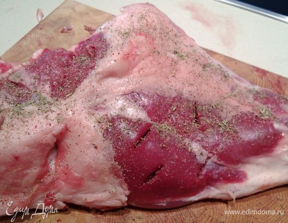 Отделяем от косточек (лопатка и позвоночник) мякоть мяса, я еще не удержался и взял еще ребрышек.
Нарезаем лук полукольцами, морковку кубиками, картофель большими кусками, курдюк кубиками.
Также очищаем ножку от пленок и подготавливаем ее для запекания - для этого используем смесь перцев, розмарин и тимьян. Теперь отправляем ее в духовку на 3 часа (готовили при 180С, в режиме конвекции с паром, последние 30 мин. температуру уменьшили до 130С).