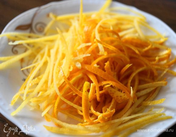 Цедру апельсина и лимона нарезать тонкими полосками.