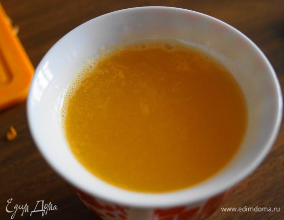 Отжать сок из апельсина (200 мл) и лимона (20 мл).