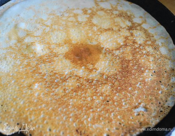 Из теста сделать тонкие блинчики.