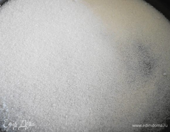 На сухую чистую сковороду насыпать сахар и поставить на огонь. Томить, постоянно помешиваем, пока сахар не начнет таять.