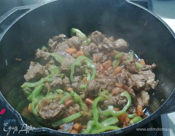 Обжариваем все и когда морковка уменьшилась в размере и стала мягкой - добавляем нарезанный перец.