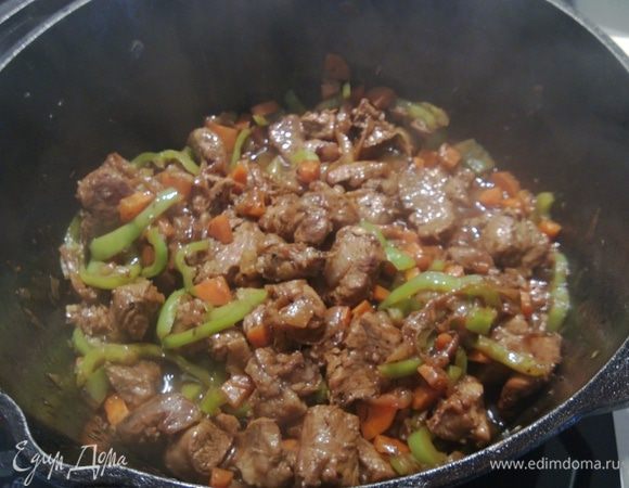 Обжариваем все. В самом конце добавляем зиру, растирая ее в ладонях и еще немного обжариваем.