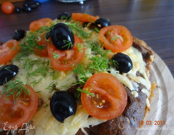 Готовый пирог немного остудить в выключенной духовке, достать, аккуратно вынуть из формы, переложить на блюдо, украсить маслинами, томатами черри, зеленью. Подавать можно как теплым, так и холодным. 