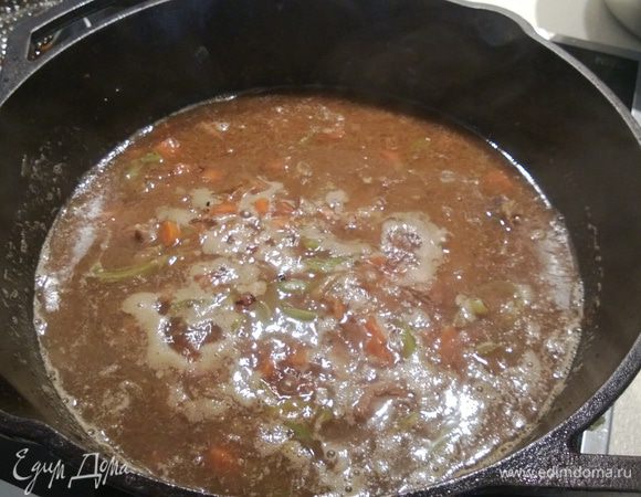 Теперь заливаем это все водой (я заливал горячей водой) и доводим до кипения.