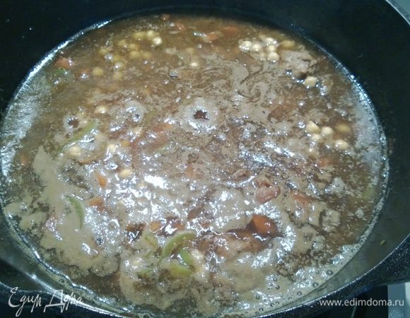 Как только все закипело, добавляем нут и солим.