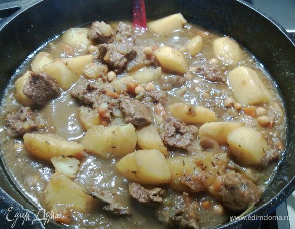 Дальше варим минут 40. В конце добавляем картошку, я еще раз посолил и добавил еще зиры, растирая ее в ладонях. Продолжаем тушить до приготовления картошки, пока вода практически не уйдет и картофель начнет рассыпаться. Если есть желание придать блюу пикантности - не забываем добавить несколько стручков острого перца!