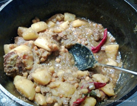 Когда все готово - быстро раскладываем по тарелкам и угощаем дорогих гостей! Ведь они все еще голодны, даже после того, как от запеченной ножки остались только косточки :)