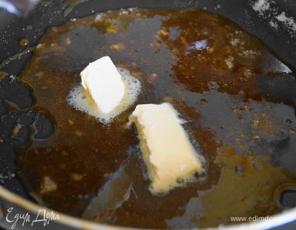 Когда сахар весь расплавится, добавить сливочное масло и дать ему растаять.