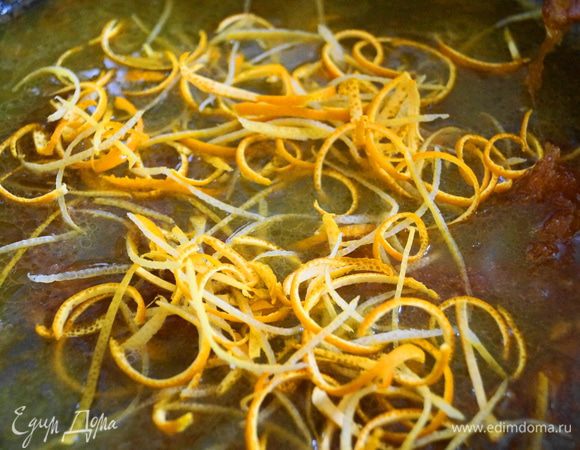 Затем добавить цедру и весь сок, ликер и разведенный в воде крахмал, дать немного провариться. Соус готов!