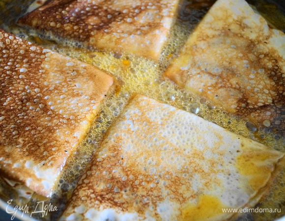 Теперь складываем наши блинчики в и окунаем в кипящий соус