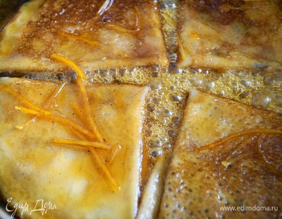 Теперь переворачиваем блинчики на другую сторону, вливаем в сковороду с блинами немного ликера и поджигаем.