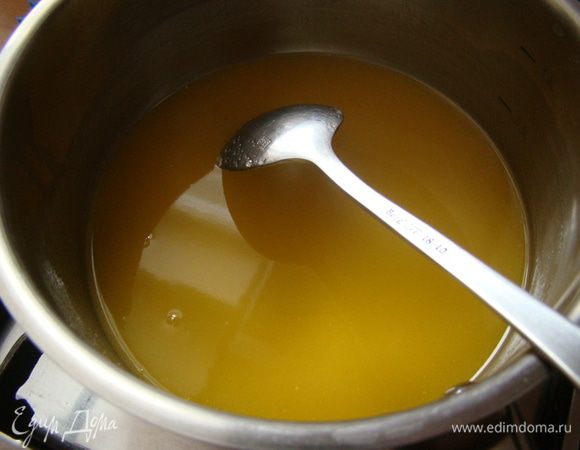 Растопить масло с медом