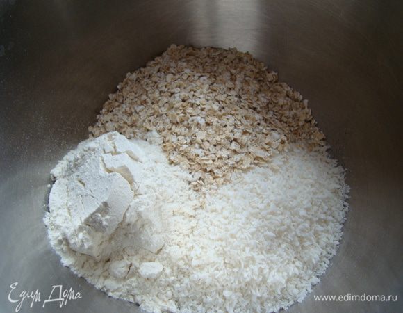Смешиваем сахар, хлопья, кокос, муку