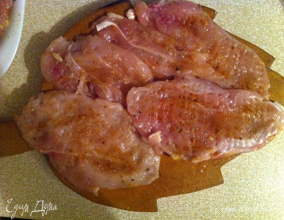 Разрезаем грудинку на отбивные (плоские кусочки) и немного отбиваем. Каждый кусочек смазываем смесью специй и соли с обоих сторон