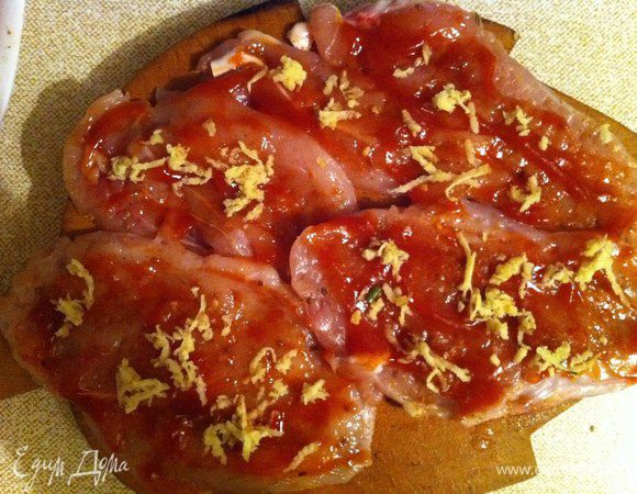 С одной стороны смазываем отбивные томатным соусом и посыпаем имбирем. 