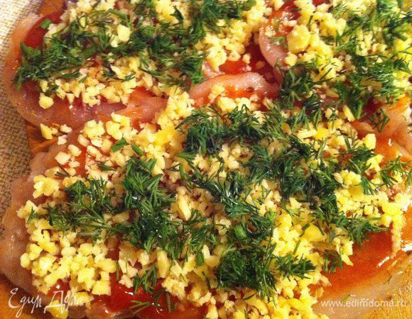 Поверх имбиря посыпаем грудинки сыром и зеленью.