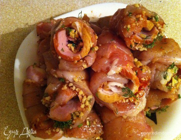 Последним этапом "начинки" будет кусочек ветчины. Скручиваем отбивные в рулетики и завязываем ниточной что бы закрепить.