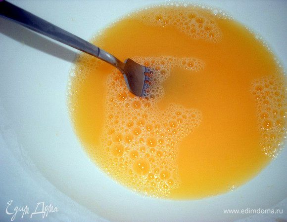 В теплой воде вилкой размешиваем яйца. Добавляем соль и мягкое масло.