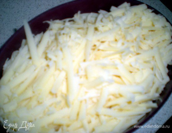 Сыр натереть на крупной терке.Рис отварить.