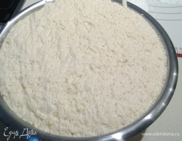 Готовим тесто: Подогреваем молоко, добавляем туда дрожжи, сахар и муку. Все тщательно перемешиваем и оставляем в теплом месте на 30 минут. Когда на молоке поднимется пенка, добавляем чайную ложку соли и хорошенько перемешиваем. Всыпаем в большую чашку (или кастрюлю) примерно 1 кг муки и вливаем туда дрожжевую закваску. Перемешиваем, при необходимости добавляя еще муку (муку добавляла на глаз до консистенции очень густой сметаны). Ставим вымешанное тесто в водяную баню (чашку помещаем в кастрюлю с горячей водой) на 2 часа. Есть еще ускоренный вариант - я ставила тесто в духовку минут на 40-50 при температуре 50С – предварительно накрыв его пищевой пленкой и проколов в нескольких местах, чтобы тесто "дышало". Периодически помешиваем. Когда тесто увеличится в 2 раза, насыпаем на рабочую поверхность муку, обильно смазываем руки растительным маслом и выкладываем тесто на поверхность. Хорошенько вымешиваем тесто – оно должно стать пластичным, не слишком мягким, но и не твердым.