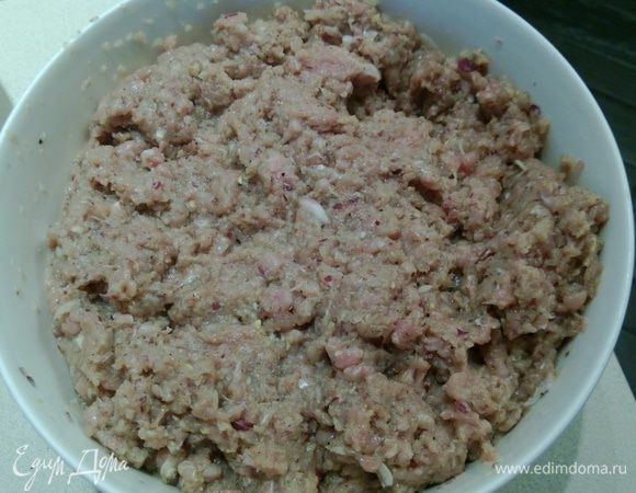 Делаем начинку: Сегодня я готовила беляши только из телятины. Чистим лук и шинкуем его в комбайне, либо очень мелко режем. Нарезаем мясо кубиками. Рубим его в комбайне, немного не доводя до консистенции фарша – в мясе должны оставаться мелкие кусочки. Когда все готово, добавляем специи, стакан молока и тщательно перемешиваем, пока не получится примерно вот так.