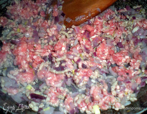 Фарш обжарить с измельченной луковицей. У меня красный (от него и фиолетовый цвет фарша))