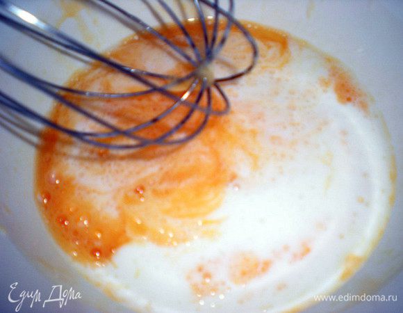 Смешать кефир с яйцами и солью.